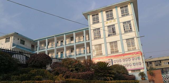 在腾飞中崛起:记安康市汉滨区滨江中学