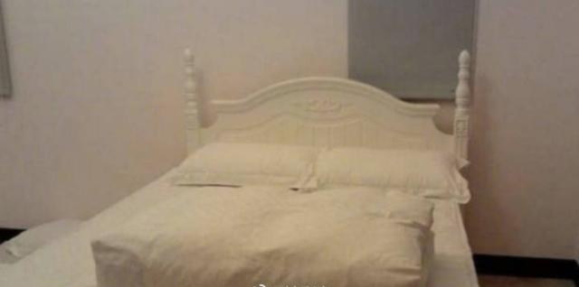 中国军人住宾馆退房后的一幕,保洁阿姨看到后笑到合不