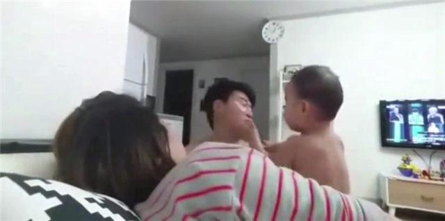 爸爸在儿子面前亲妈妈, 宝宝的反应让他怀疑人