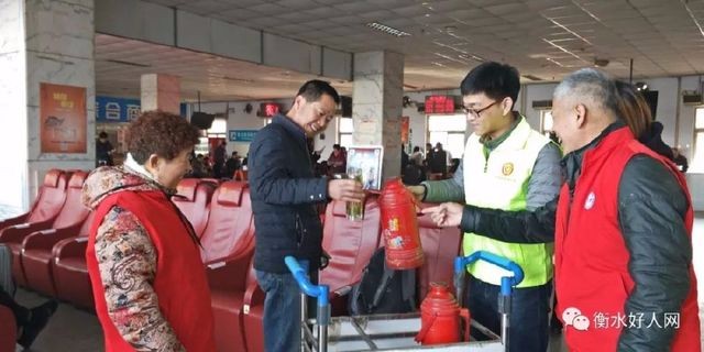 衡水好人网助力春运 志愿者服务旅客出行