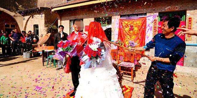 妻子车祸残疾, 被丈夫狠心抛弃, 10年后街头偶