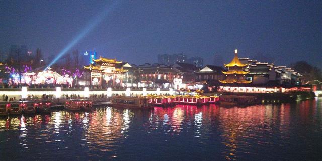几十里秦淮河,六百年紫禁城,壮哉,南京北京,哪位