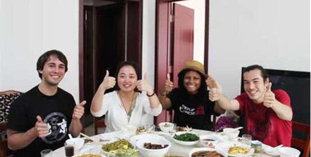 外国人到中国秒变吃货,瞧瞧外国人第一次吃中