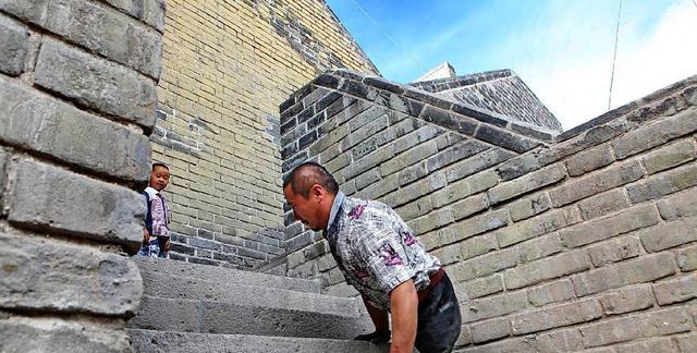 “无腿硬汉”比你强，很多男人看了会无地自容
