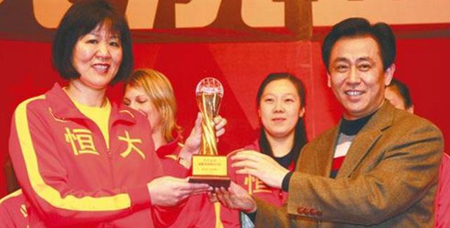 为什么郎平任职国家队,要俱乐部出工资?许家印