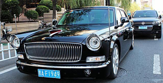 这是辆最贵的红旗轿车,车牌号也很霸气,一般人