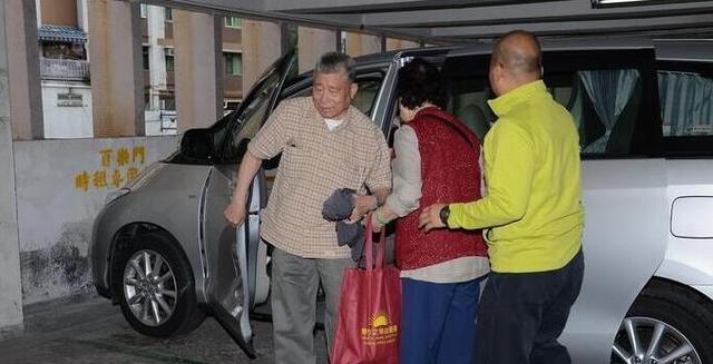 刘德华父母曝光，生活朴素，穿廉价衣服和鞋子，如今变成这样