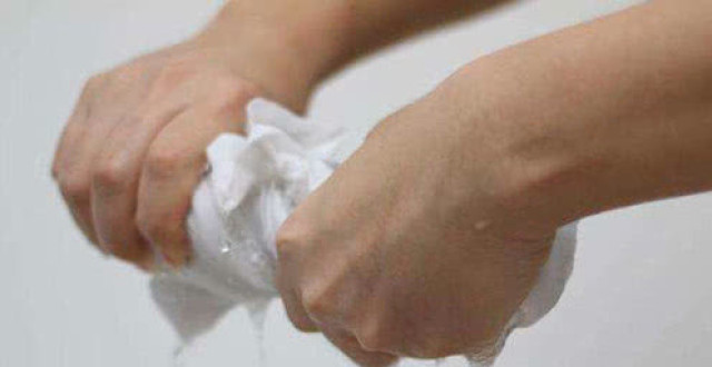 棉衣服用手拧水,是拧干一点好还是轻拧一下好?