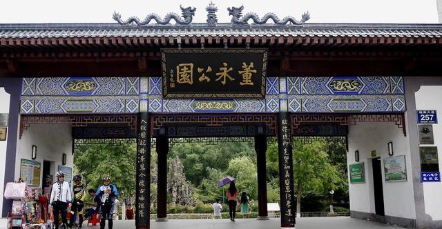 京珠高速,武合高铁从风景区西侧飞驰而过,高铁孝感北站与风景区直线