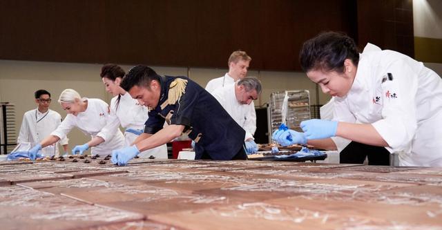 谢霆锋一身潮装做美食,网友评:究竟是做菜还是