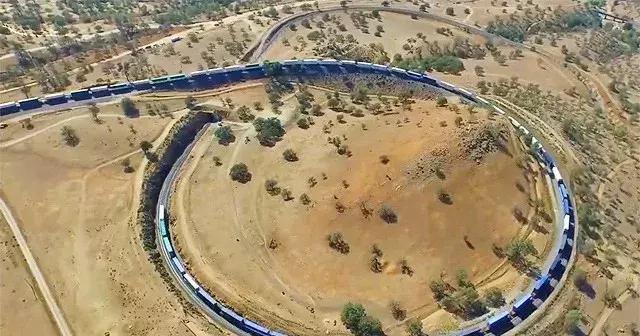 你知道世界上最长的火车吗?要靠8个火车头才