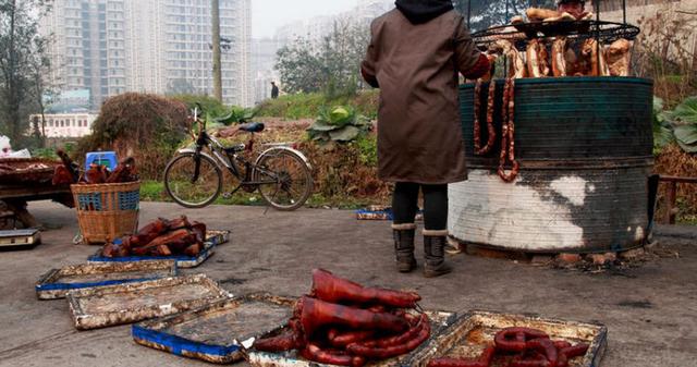 夫妻二人用柴火熏腊肉,8个小时才出一锅,在城