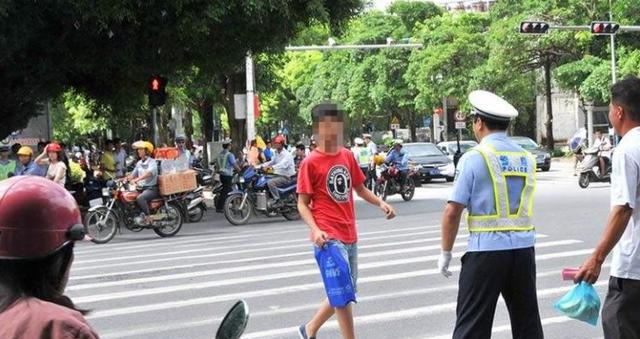 交警提醒:行人闯红灯出了事,责任怎么划分,全部