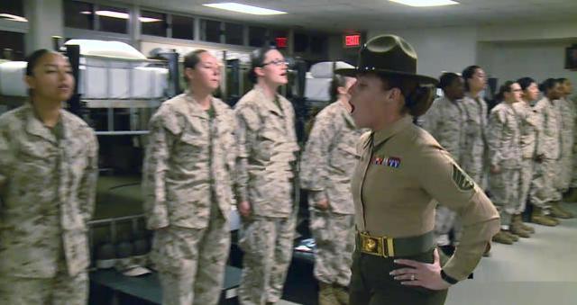 美国女兵训练也穿军用裤头,班长威风八面,你还记得紧急集合吗?