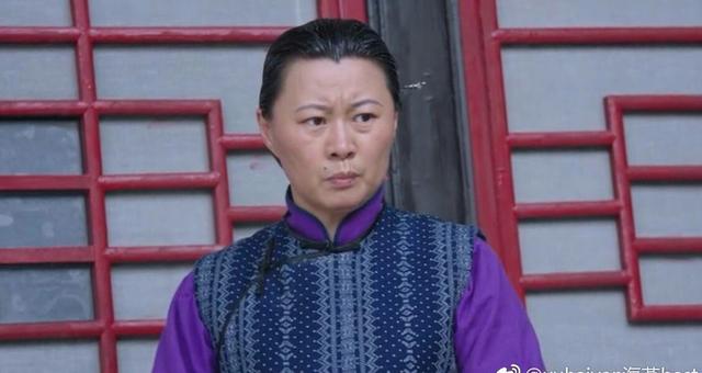 没想到赵海燕生活里这么漂亮，一家人合照中儿子颜值实力抢镜