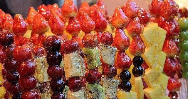 农村大集上大爷摆摊卖冰糖葫芦,刚吃一口,泪