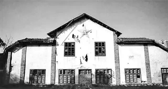 在重庆,也有一些这样破败的工厂,待你追寻久远