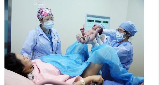 29岁孕妇顺产男宝后浑身发冷,助产医生掀开被