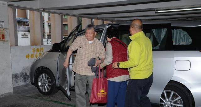 刘德华父母曝光，生活朴素，穿廉价衣服和鞋子，如今变成这样