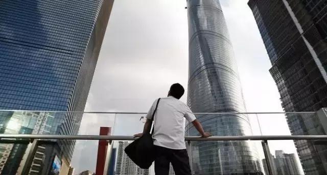 漂泊在大城市的贫二代:把一手烂牌打到最好,就是你一生的宿命!