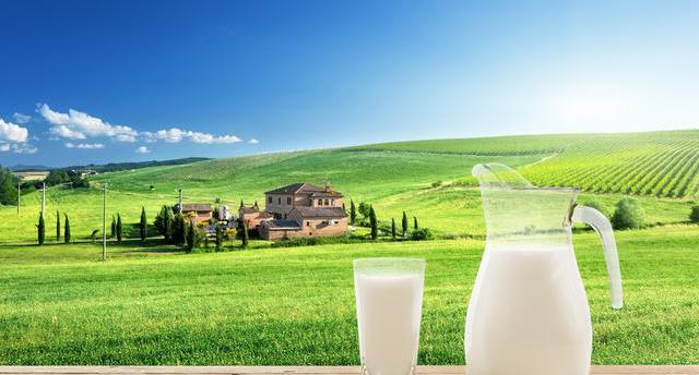 大家都知道晚上睡前喝杯热牛奶好处多多,到底