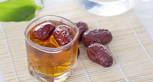 常用红枣泡水喝有4大好处，但应注意这几个服用禁忌!