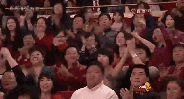 呀》 毫无疑问那年春晚小虎队合体 引爆了整个80后的青春狂欢 现场观