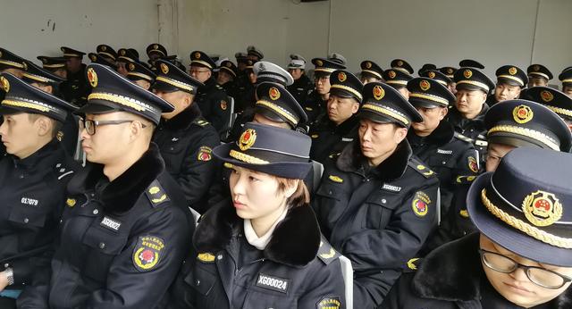 写一首打油诗赞美犀浦好城管