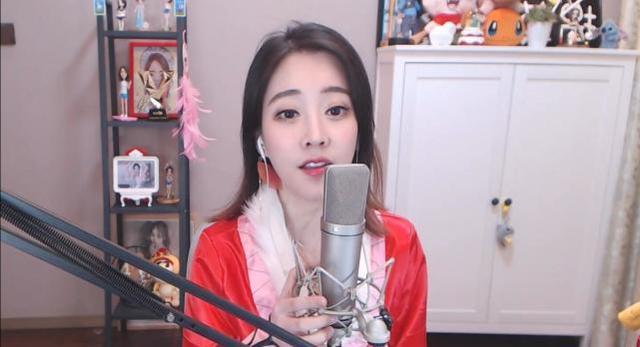 冯提莫直播cos女帝 100万人看后直流口水