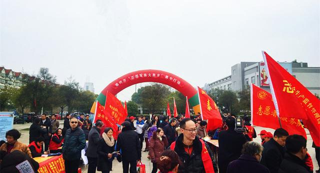 住建局党员义工队组团参加泰州市志愿服务大集