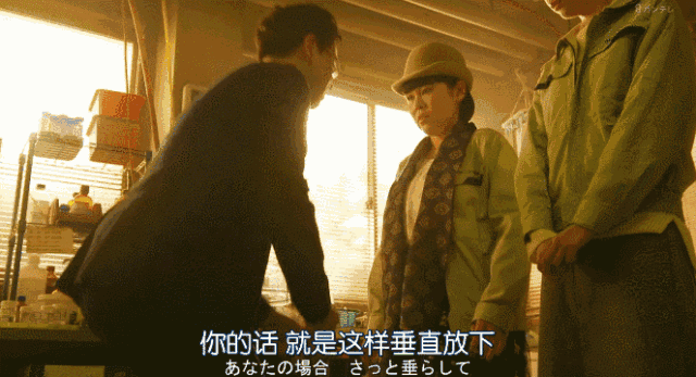 在这位gay蜜的慢慢改变下,三位迷失在森林的妹子终于迎来了希望的曙光