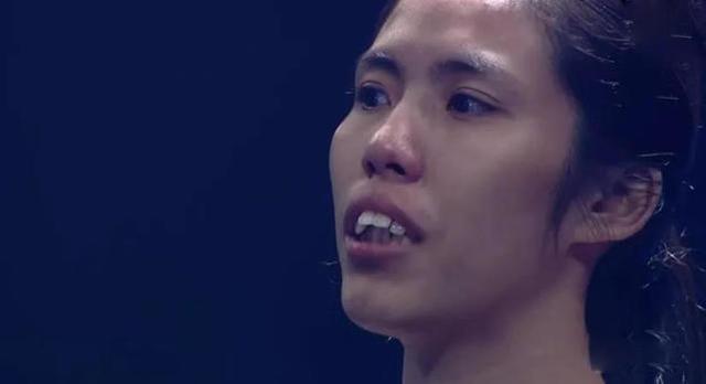 女子长得太丑嫁不出去,整容后变成美女,连自己