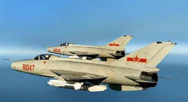 解放军为何拿老式歼7给大家拜年?不是哭穷 服