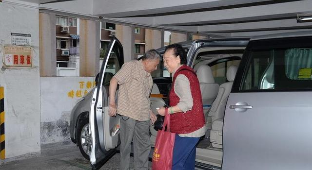 刘德华父母曝光，生活朴素，穿廉价衣服和鞋子，如今变成这样