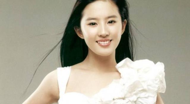 刘亦菲说她是家里长得最丑的,看完照片后感觉