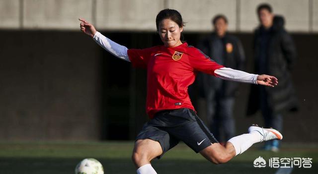 中国足球女足踢的比男足好,为什么男足待遇比