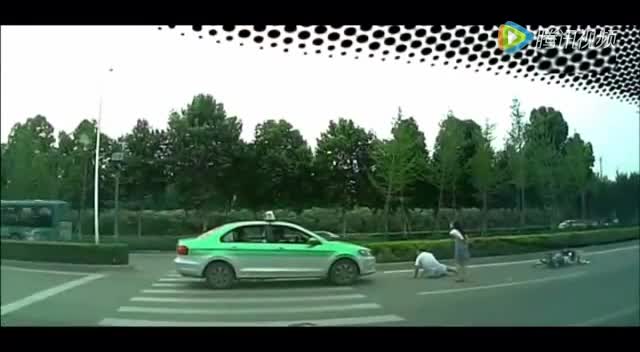 出租车把电动车撞翻之后，淡定的坐在车里，让人气愤