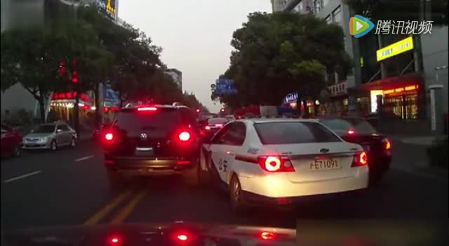 警车抢道SUV坚决不让，这责任怎么判？