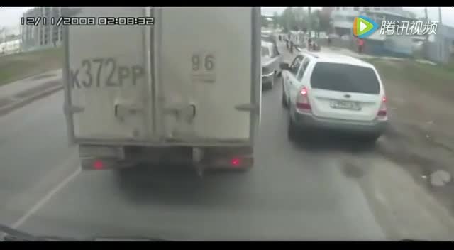 SUV欲强行加塞，大货车不让，接下来让司机乐坏了
