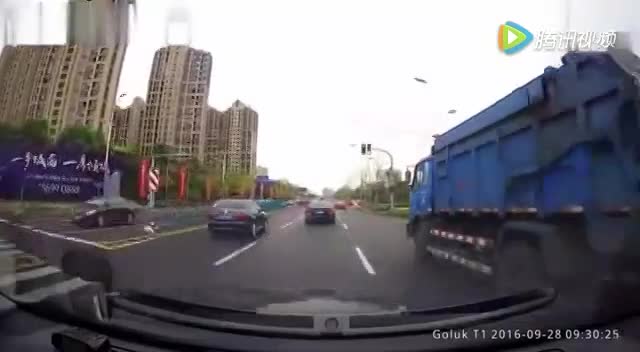 电动车机动车道与大卡车抢道，差点命丧车轮下