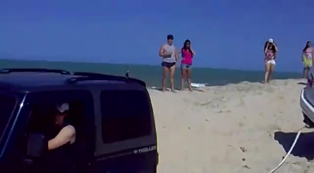 SUV沙地遭遇陷车，无奈请求救援，看看是怎么做的！