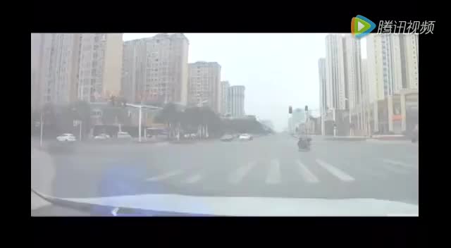 作死电动车停十字路中间 瞬间被渣土车包圆