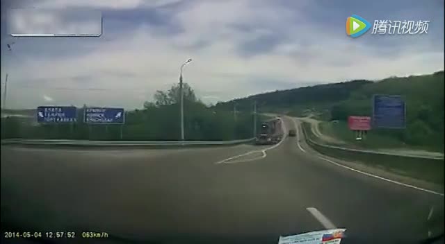 厉害！千钧一发 大卡车司机大满贯刹车