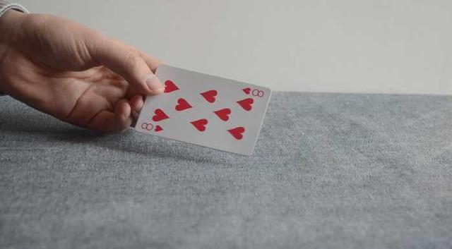 玩旧的扑克牌别扔了,简单剪几刀,改造成耳机收