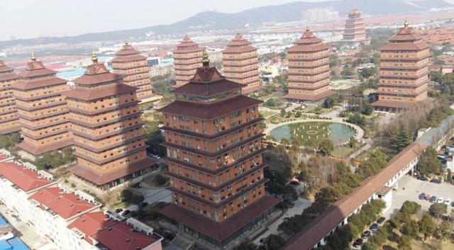 华西村标志建筑，十七层，高98米，9座高楼展现华西人道德追求