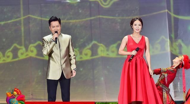 因《星光大道》出名,正能量歌手,成名后与妻子