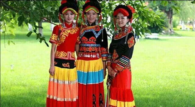 彝族服饰最美百褶裙，为什么彝族男女都喜欢穿呢?