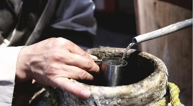 现在市面上十几块一斤的酱香酒，是纯粮酿造还是制假？