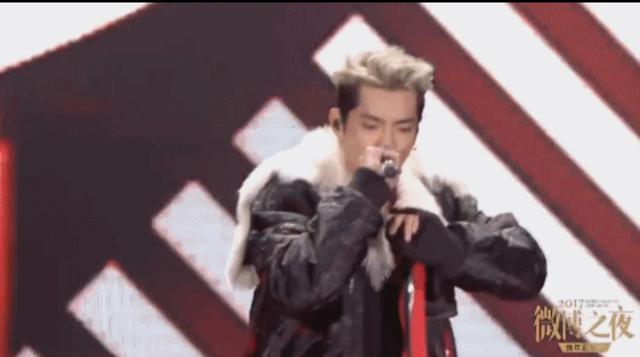 吴亦凡微博之夜获奖,为何合照心不在焉?