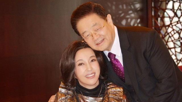 刘晓庆和75岁富豪老公近照曝光，原来她每天面对的是这样的老公！